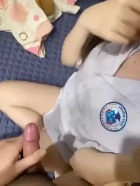 Cháu gái tò mò về chuyện tình dục nên chú giúp cho cháu trải nghiệm