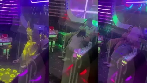 Chơi 2 cô vợ giáo viên mầm non của bạn trong quán hát