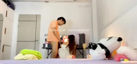 Cô em gái 2k3 đang học bài mà ông anh họ cứ hẩy hẩy cặc to lại dài gả đụ.