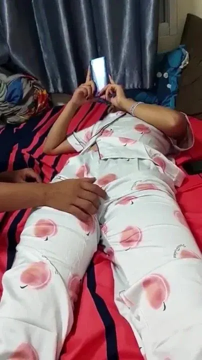 Dụ dỗ con gái chơi điện thoại để cha dưỡng sờ mép lồn xoa hạt le con bé.