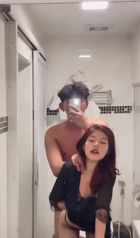 Em ny chưa kịp cởi đồ đã bị lôi vào nhà vệ sinh địt tung lồn