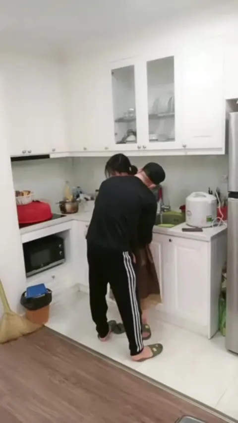 gạ chịch bà chị họ chị có chống cự nhưng không đáng kể