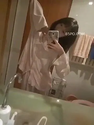 Sinh viên trung học lột đồ và chụp selfie