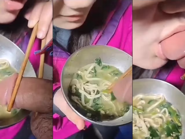 Độc lạ em ăn mì còn dùng chim anh chấm mút