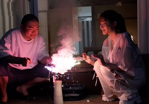 Một đêm vui vẻ và sung sướng cùng cô bạn học thời thơ ấu